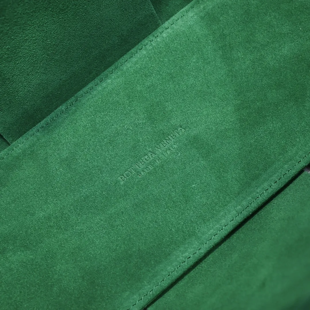 Batch 1760 small arco, BottegaVeneta# official website latest sheepskin with inner sheepskin SLIP tote handbag, and the logo has been changed to the side panel😍The oversized woven design really makes it a huge gap from ordinary tote bags🔗🔗Different color combinations inside and outside ⛓Daniel Lee leads the brand's DNA to continue to evolve with fresh inspiration🧬🧬showing a balanced style of luxury and reality👉: 30*20*14 Model: 9893#